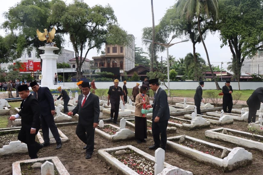 Kapolresta Deli Serdang Pimpin Upacara Tabur Bunga Di TMP Lubuk Pakam Kapolresta Deli Serdang Pimpin Upacara Tabur Bunga Di TMP Lubuk Pakam