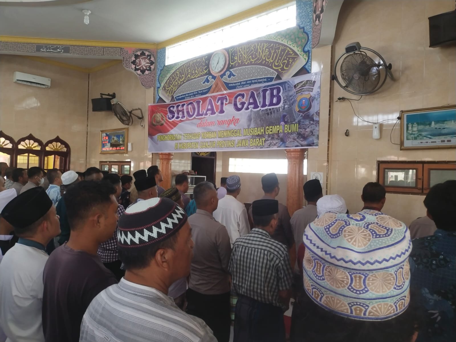 Personil Polresta Deli Serdang Sholat Ghaib Untuk Korban Gempa Cianjur