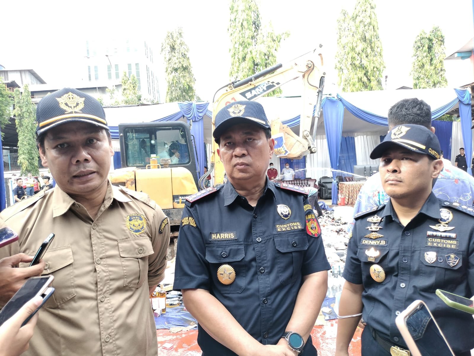 Barang Bukti Milik Negara Hasil Penindakan Kanwil Bea Cukai Sumbagtim di Musnahkan Barang Bukti Milik Negara Hasil Penindakan Kanwil Bea Cukai Sumbagtim di Musnahkan