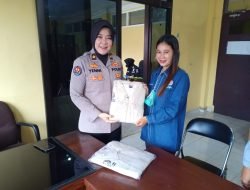 Kabid Humas Polda Bagikan Rompi Untuk Rekan-rekan Media Polda
