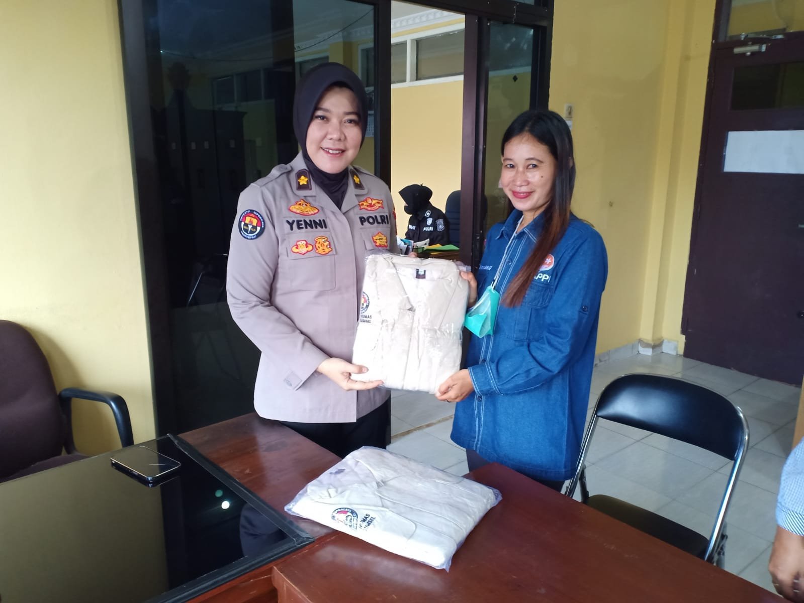 Kabid Humas Polda Bagikan Rompi Untuk Rekan-rekan Media Polda Kabid Humas Polda Bagikan Rompi Untuk Rekan-rekan Media Polda