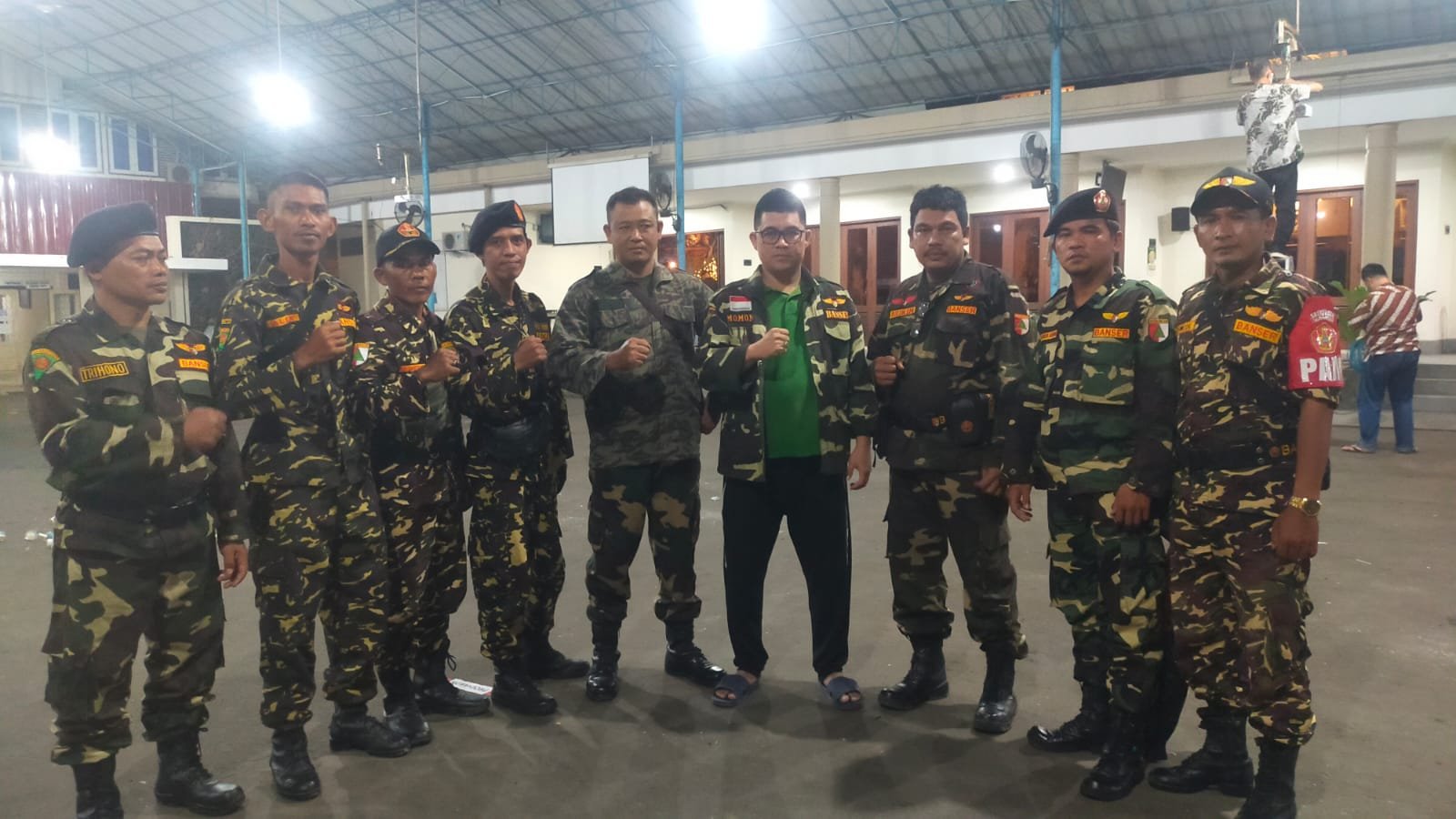 TNI - Polri dan Banser Jaga Gereja Malam Natal Amankan Palembang