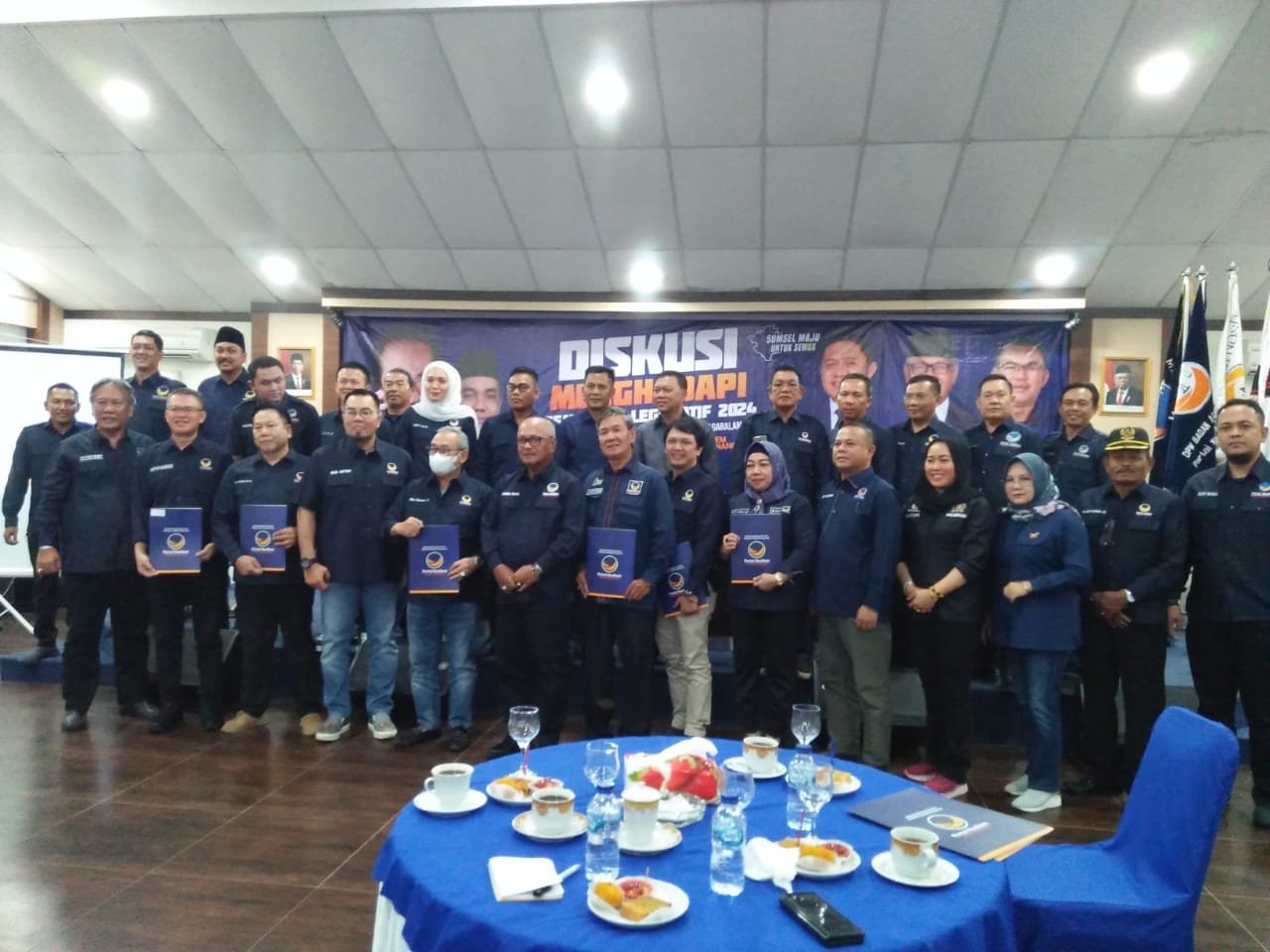Diskusi Pemilihan Legislatif tahun 2024 serta penyerahan SK PLT DPD Nasdem kota Pagaralam Diskusi Pemilihan Legislatif tahun 2024 serta penyerahan SK PLT DPD Nasdem kota Pagaralam