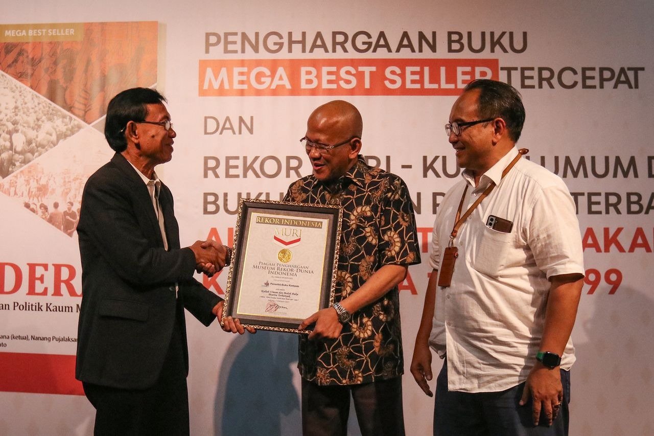 Pius dan Buku ”Aldera” Meraih Penghargaan