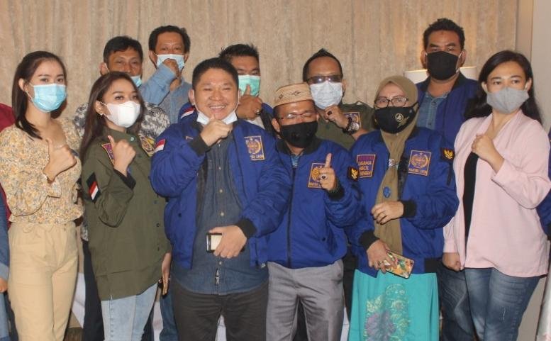 Gus Din Ketum Partai UKM Indonesia Nyatakan Bergabung ke PAN Karena Peduli Kalangan Milenial dan UMKM Gus Din Ketum Partai UKM Indonesia Nyatakan Bergabung ke PAN Karena Peduli Kalangan Milenial dan UMKM