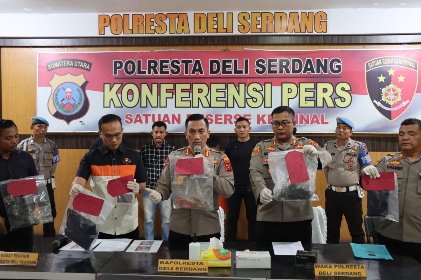 Kapolresta Deli Serdang Paparkan Kasus Pecabulan Dan Pembunuhan Anak Balita Kapolresta Deli Serdang Paparkan Kasus Pecabulan Dan Pembunuhan Anak Balita