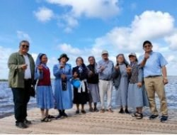 Perutusan Misi di Suriname Sampan Kecil di Tepi Aliran Sungai Nickerie