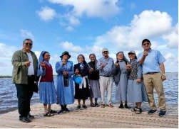Perutusan Misi di Suriname Sampan Kecil di Tepi Aliran Sungai Nickerie Perutusan Misi di Suriname Sampan Kecil di Tepi Aliran Sungai Nickerie
