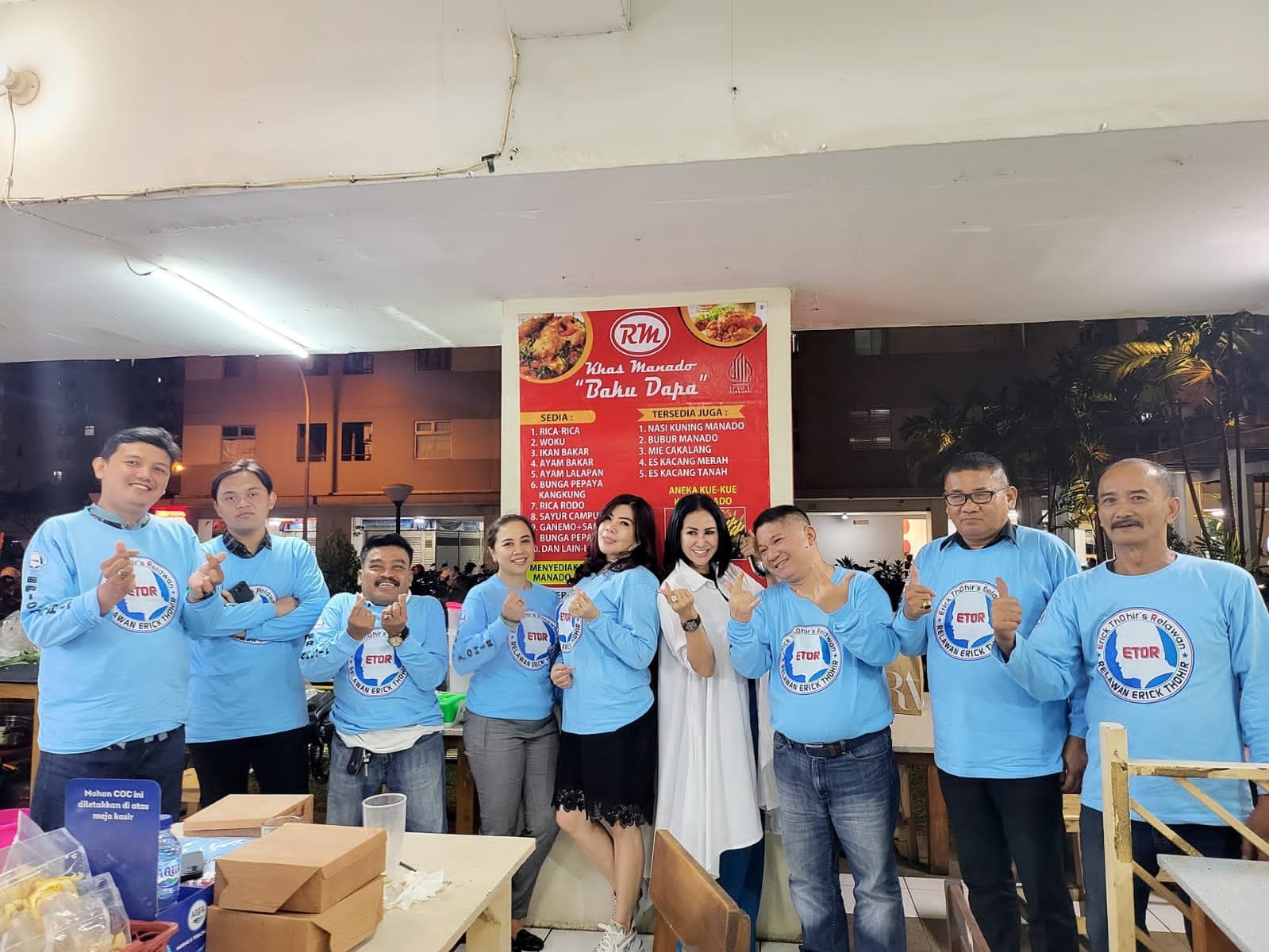 Artis Sinetron dan Penyanyi Dhea Bacan Peduli Ramadhan, Terekam Kamera Bagi-Bagi Nasi Kotak Buka Puasa Ramadhan 