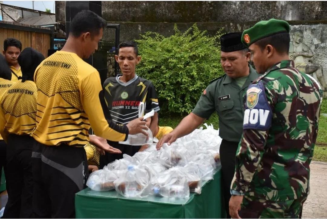 Jelang Buka Puasa, Jasdam II/Sriwijaya Bagi-Bagi Takjil Jelang Buka Puasa, Jasdam II/Sriwijaya Bagi-Bagi Takjil