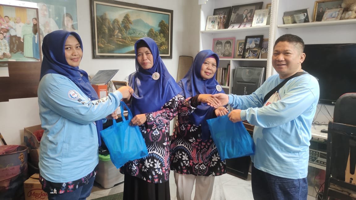 Sesi ke II Berkah Ramadhan, Relawan Erick Thohir (ETOR) Bagi-Bagi Bingkisan di Cakung Jakarta Timur 
