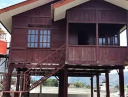 ADA RUMAH PANGGUNG WOLOAN SULUT DI SIMARMATA WENDEILYNA HOMESTAY ALNGIT DESA LUMBAN SUHI SUHI TORUAN KEC PANGURURAN KAB SAMOSIR