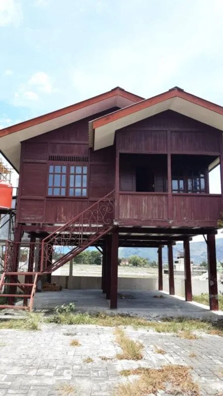 ADA RUMAH PANGGUNG WOLOAN SULUT DI SIMARMATA WENDEILYNA HOMESTAY ALNGIT DESA LUMBAN SUHI SUHI TORUAN KEC PANGURURAN KAB SAMOSIR ADA RUMAH PANGGUNG WOLOAN SULUT DI SIMARMATA WENDEILYNA HOMESTAY ALNGIT DESA LUMBAN SUHI SUHI TORUAN KEC PANGURURAN KAB SAMOSIR