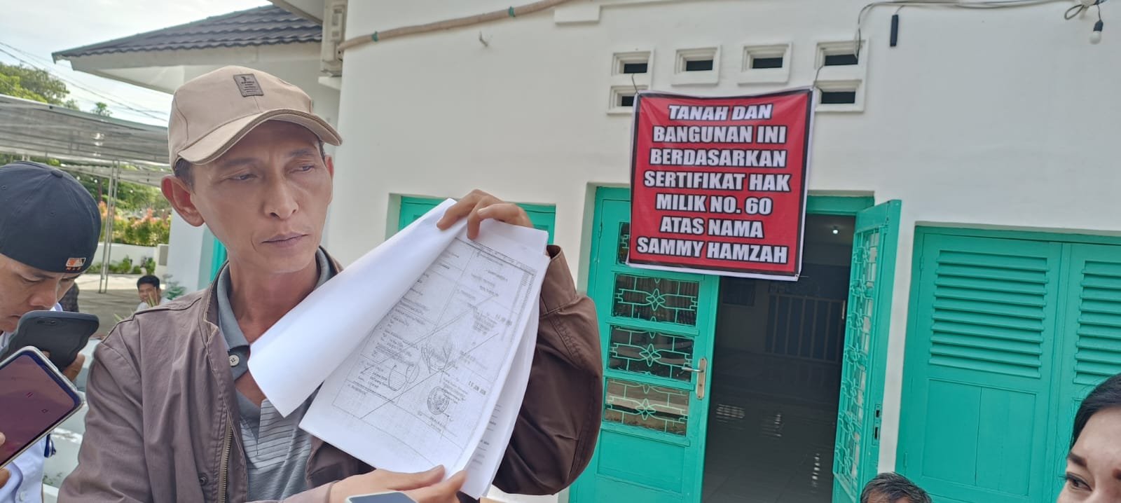 Pihak Pemilik Mengembok Bangunan Hak Milik Mereka Berdasarkan SHM No 60 Pihak Pemilik Mengembok Bangunan Hak Milik Mereka Berdasarkan SHM No 60