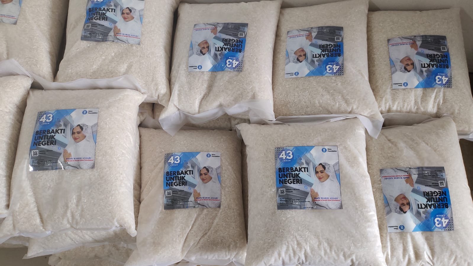 Crazy Rich Solo Diah Warih Bagi-Bagi Beras 1 Ton Saat HUT ke 43 dan Pendirian Perhimpunan UKM Indonesia Crazy Rich Solo Diah Warih Bagi-Bagi Beras 1 Ton Saat HUT ke 43 dan Pendirian Perhimpunan UKM Indonesia