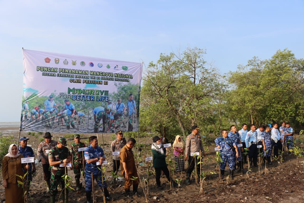 TNI - Polresta Deli Serdang Ikuti Vidcon Dan Penanaman Mangrove Serentak TNI - Polresta Deli Serdang Ikuti Vidcon Dan Penanaman Mangrove Serentak