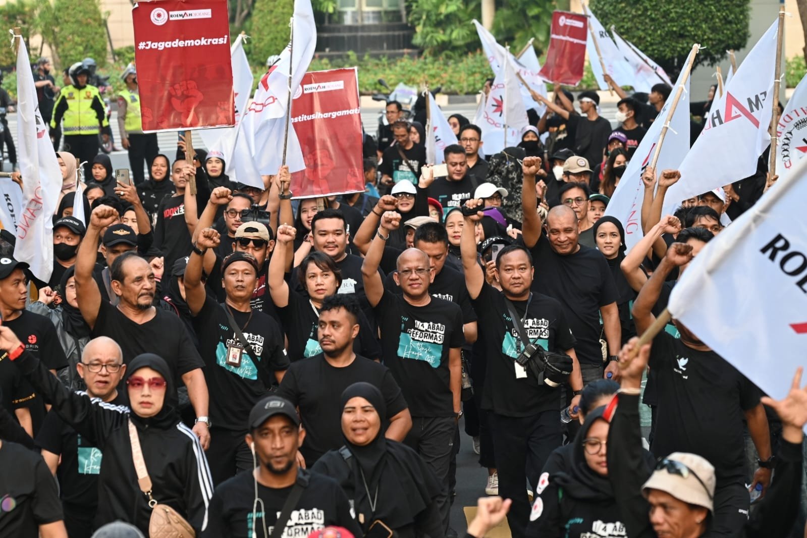 SIARAN PERS REFORMASI MEMANGGIL: 25 TAHUN REFORMASI ALIANSI DEMOKRASI RAKYAT (ALDERA) SIARAN PERS REFORMASI MEMANGGIL: 25 TAHUN REFORMASI ALIANSI DEMOKRASI RAKYAT (ALDERA)