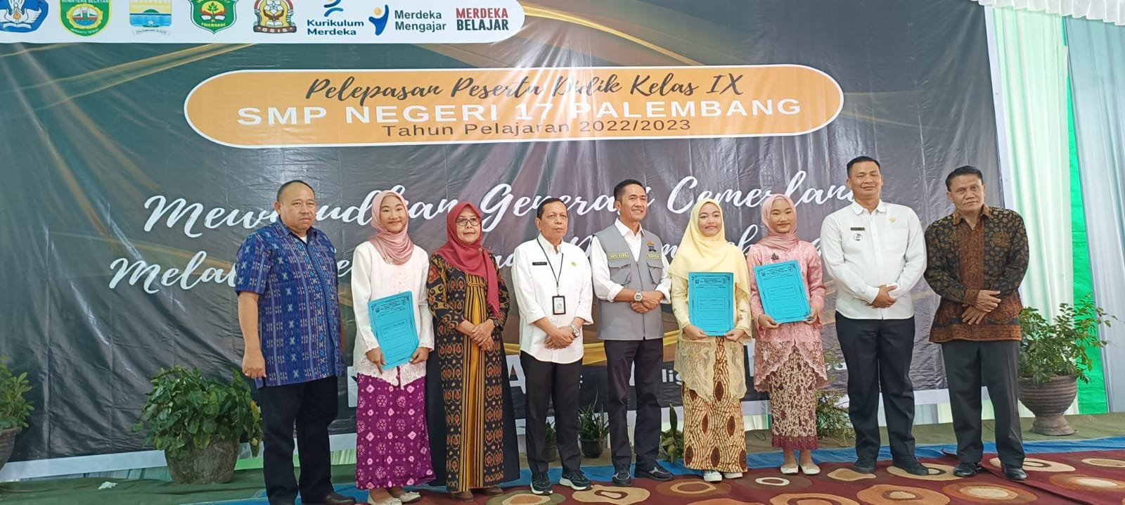 Ratu Dewa Hadiri Pelepasan Peserta Anak Didik Kelas IX SMP Negeri 17 Palembang