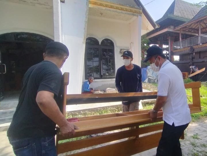 IYD di Depan Mata, Uskup Agung Palembang Ikut Angkat-angkat Bangku IYD di Depan Mata, Uskup Agung Palembang Ikut Angkat-angkat Bangku