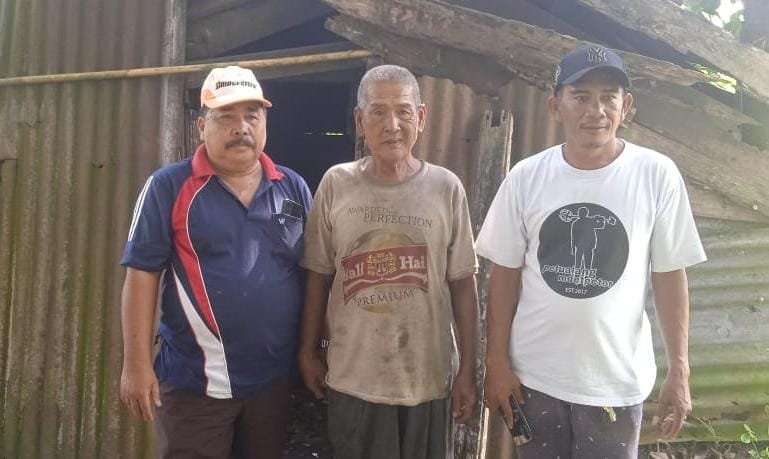 Hidup Sebatang Kara, Tinggal di Gubuk Reot Tanpa Tersentuh Bantuan Pemerintah Hidup Sebatang Kara, Tinggal di Gubuk Reot Tanpa Tersentuh Bantuan Pemerintah