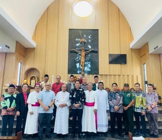 Muara Enim Merakyat Fasilitasi Tersedianya Rumah Ibadah Bagi Masyarakat : - Plt Bupati Ahmad Kaffah Resmikan Renovasi Gereja Katolik St Yosef Tanjung Enim Muara Enim Merakyat Fasilitasi Tersedianya Rumah Ibadah Bagi Masyarakat : - Plt Bupati Ahmad Kaffah Resmikan Renovasi Gereja Katolik St Yosef Tanjung Enim