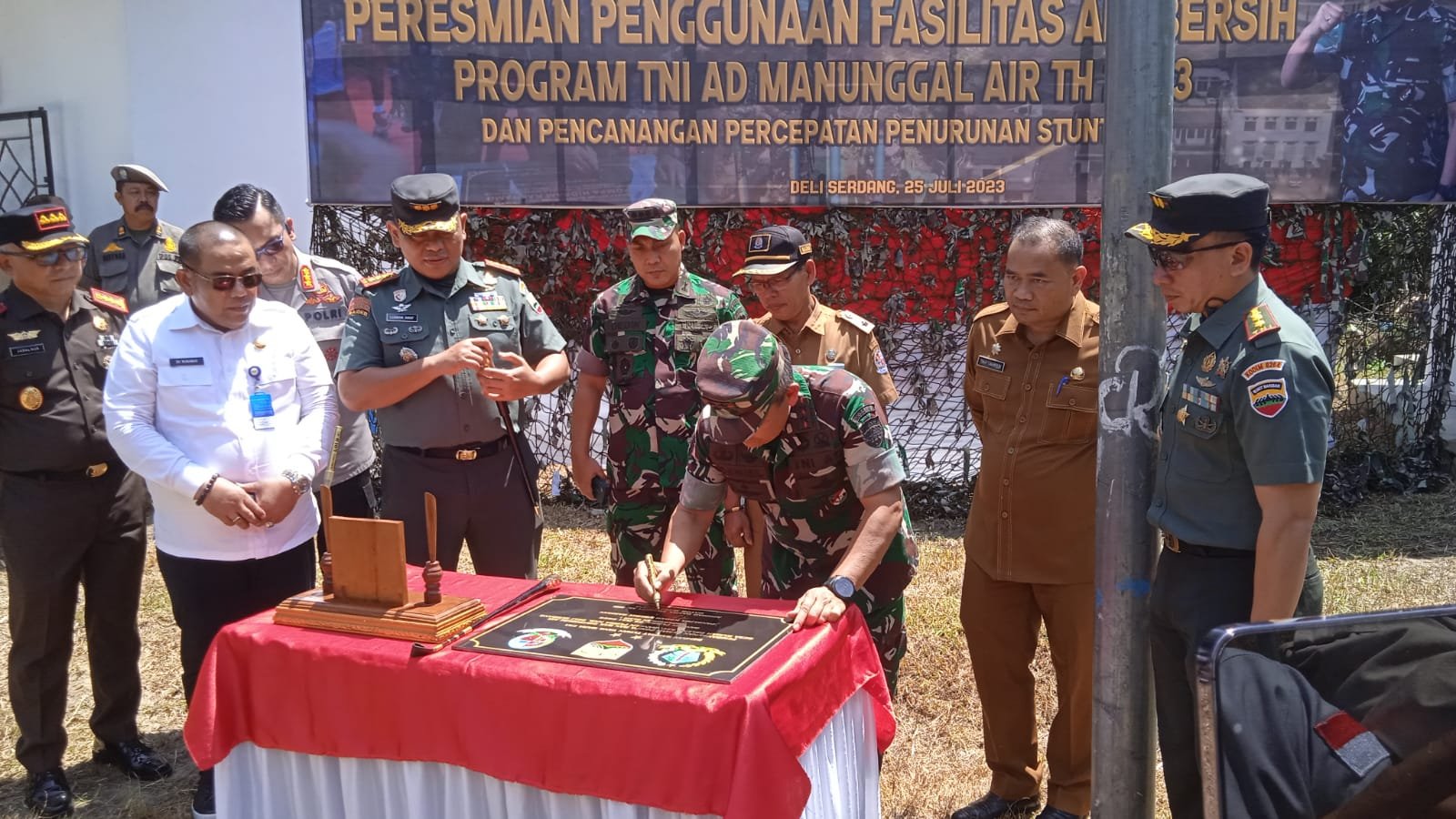 Pangdam 1/BB Resmikan Penggunaan Fasilitas Air Bersih Program TNI AD Manunggal Air 2023 Pangdam 1/BB Resmikan Penggunaan Fasilitas Air Bersih Program TNI AD Manunggal Air 2023