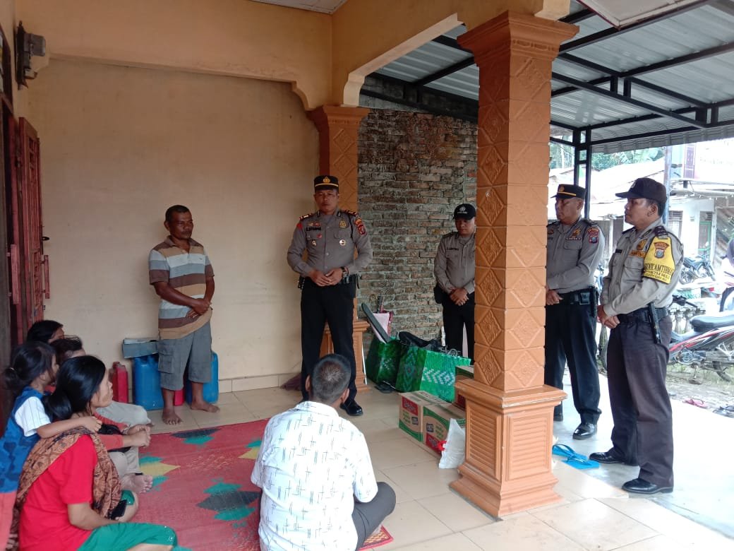 Polsek Tiga Juhar Berikan Bantuan Kepada Korban Kebakaran Polsek Tiga Juhar Berikan Bantuan Kepada Korban Kebakaran