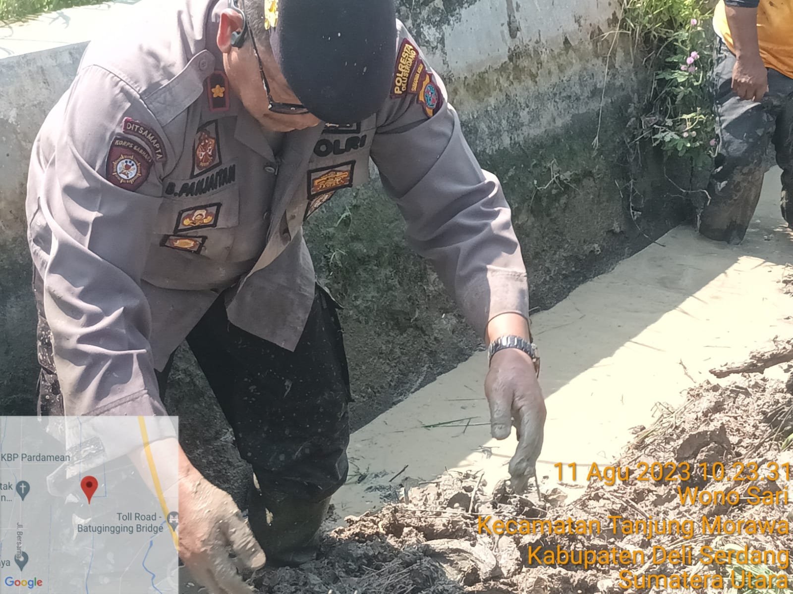 Samapta Polresta Deli Serdang Bantu Warga Perbaiki Irigasi Samapta Polresta Deli Serdang Bantu Warga Perbaiki Irigasi