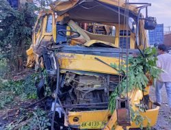 Truk Oleng, Tabrak Sepeda motor Dan Pohon, Sopir Truk Tewas 