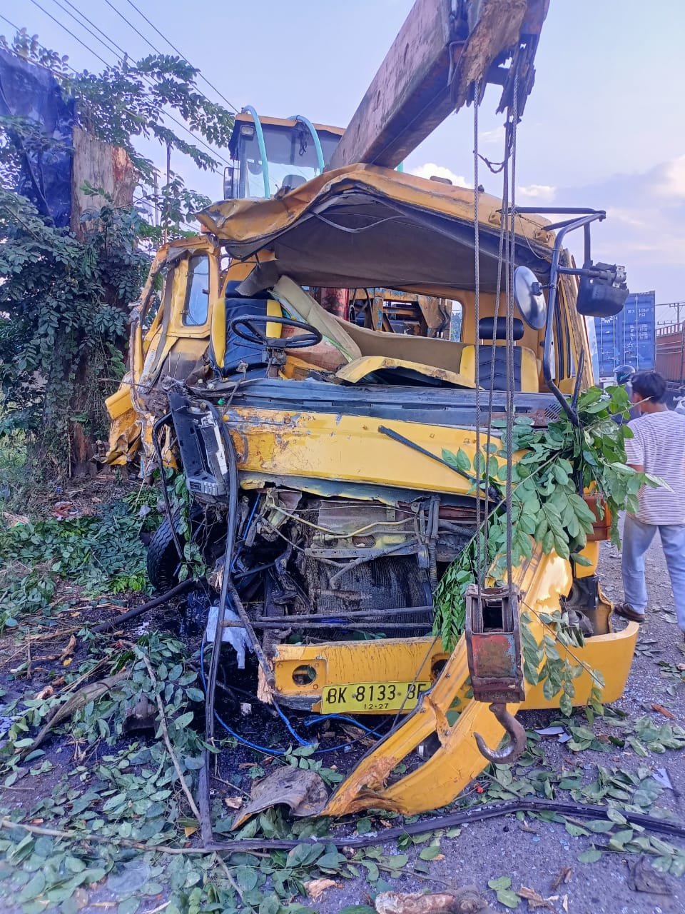 Truk Oleng, Tabrak Sepeda motor Dan Pohon, Sopir Truk Tewas 