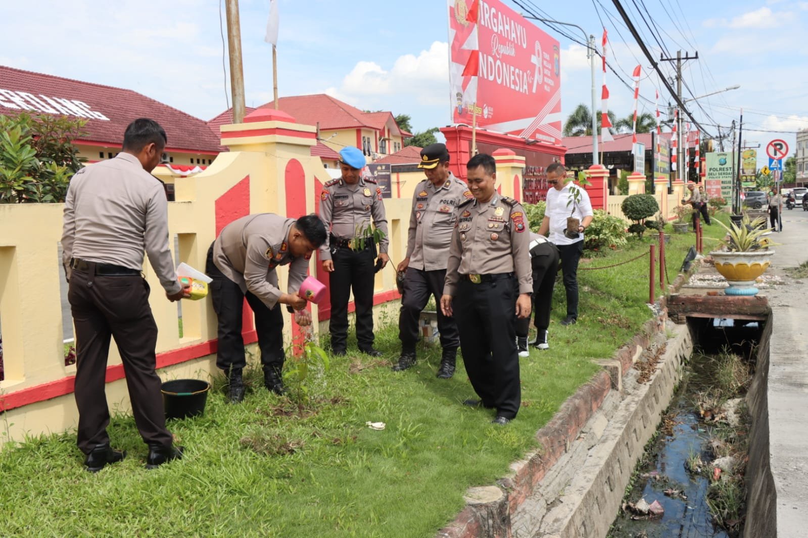 Polresta Deli Serdang Giat Penanaman Pohon Polresta Deli Serdang Giat Penanaman Pohon