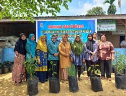 Antisipasi Krisis Ketahanan Pangan, Camat Lubuk Pakam Bagikan Bibit Tanaman
