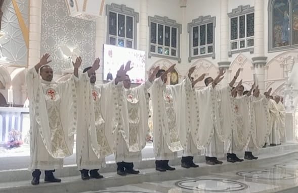 Keuskupan Agung Palembang Tahbiskan 2 Diakon dan 8 Imam Baru Keuskupan Agung Palembang Tahbiskan 2 Diakon dan 8 Imam Baru