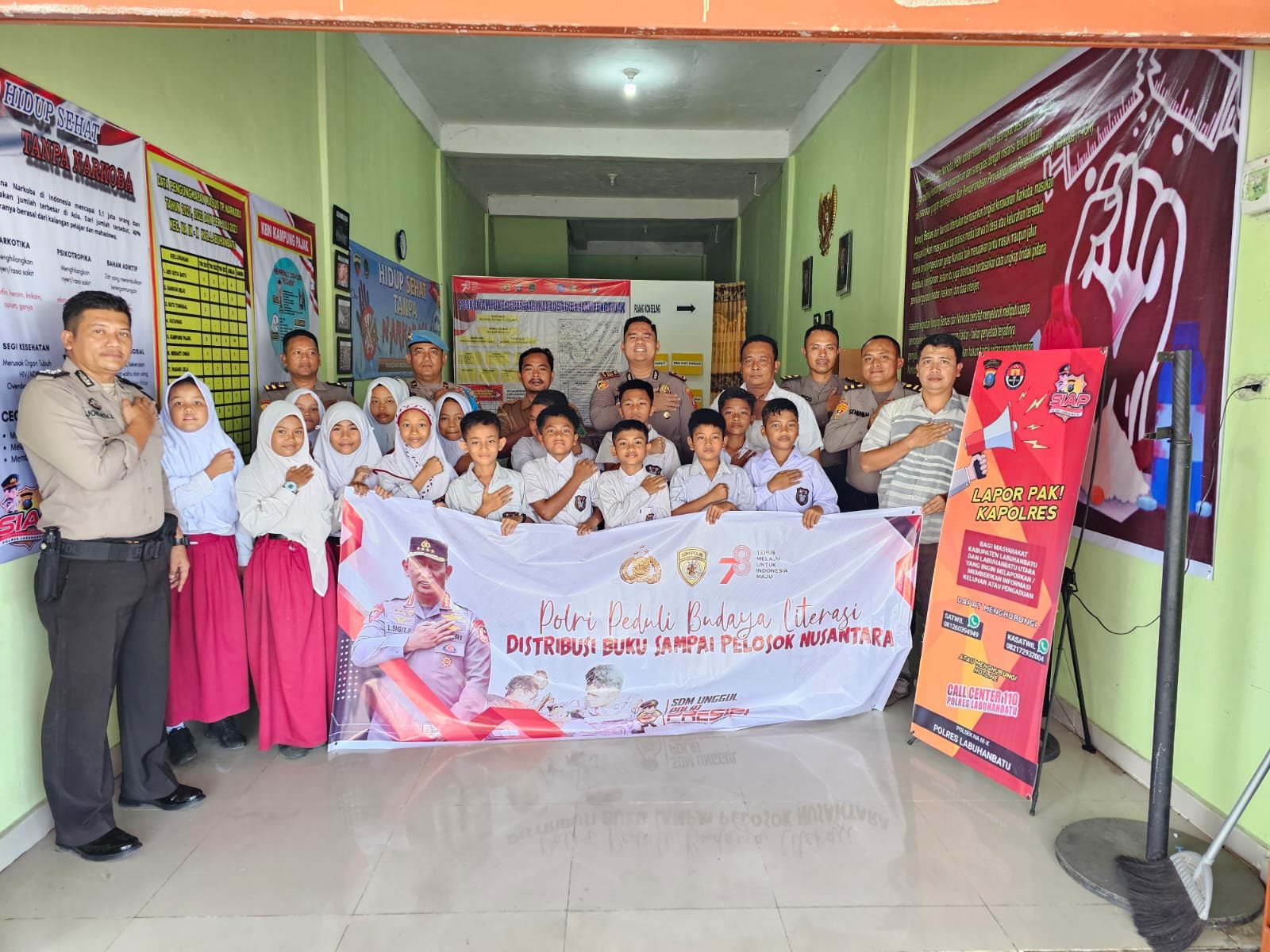 Personil Polsek NA IX-X Bagikan Buku Kepada Pelajar Di Posko KBN Personil Polsek NA IX-X Bagikan Buku Kepada Pelajar Di Posko KBN