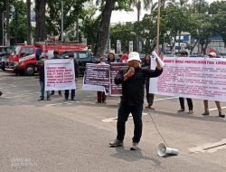 Puluhan Massa dari Komite Aksi Penyelamat Lingkungan Melakukan Aksi Damai di Kantor Gubernur Sumsel