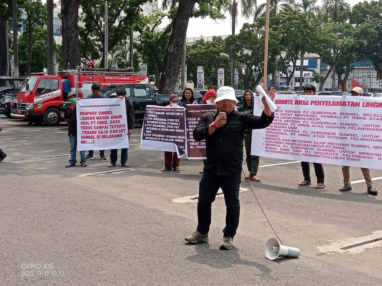 Puluhan Massa dari Komite Aksi Penyelamat Lingkungan Melakukan Aksi Damai di Kantor Gubernur Sumsel Puluhan Massa dari Komite Aksi Penyelamat Lingkungan Melakukan Aksi Damai di Kantor Gubernur Sumsel