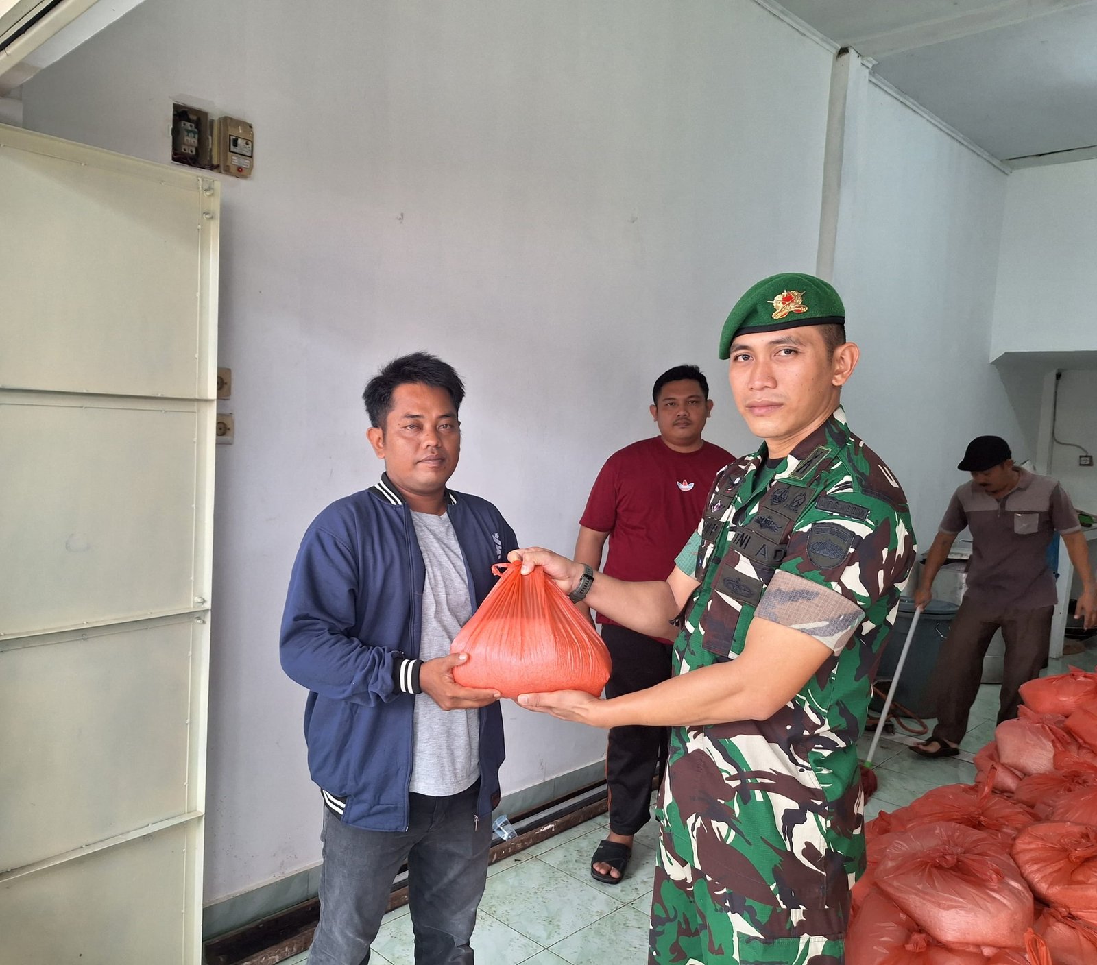 Yonif 121/MK Peduli Korban Banjir Di Desa Sugiharjo Kecamatan Batang Kuis Yonif 121/MK Peduli Korban Banjir Di Desa Sugiharjo Kecamatan Batang Kuis