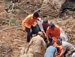 BENCANA TANAH LONGSOR DI KECAMATAN PAKKAT MENGAKIBATKAN DUA ORANG MENINGGAL DUNIA