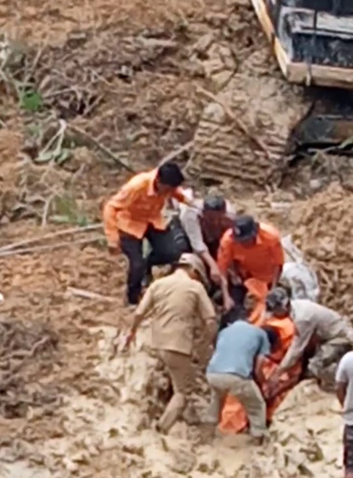 BENCANA TANAH LONGSOR DI KECAMATAN PAKKAT MENGAKIBATKAN DUA ORANG MENINGGAL DUNIA BENCANA TANAH LONGSOR DI KECAMATAN PAKKAT MENGAKIBATKAN DUA ORANG MENINGGAL DUNIA