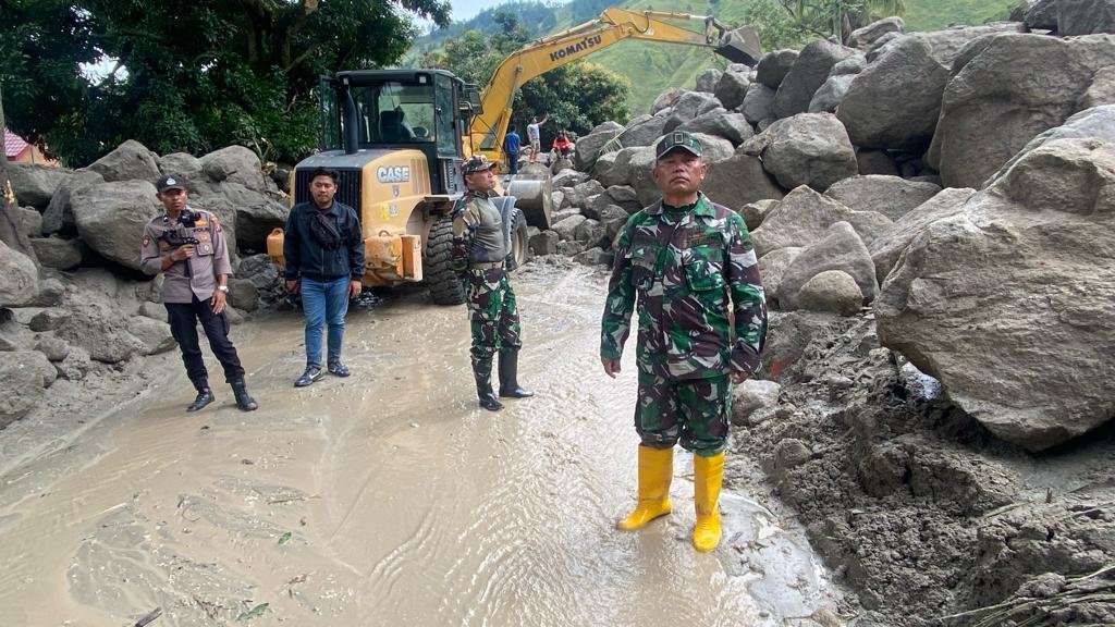 Kodam I/BB Turunkan 150 Personil PRCPB Ke Lokasi Longsor & Banjir Bandang Di Baktiraja Kodam I/BB Turunkan 150 Personil PRCPB Ke Lokasi Longsor & Banjir Bandang Di Baktiraja