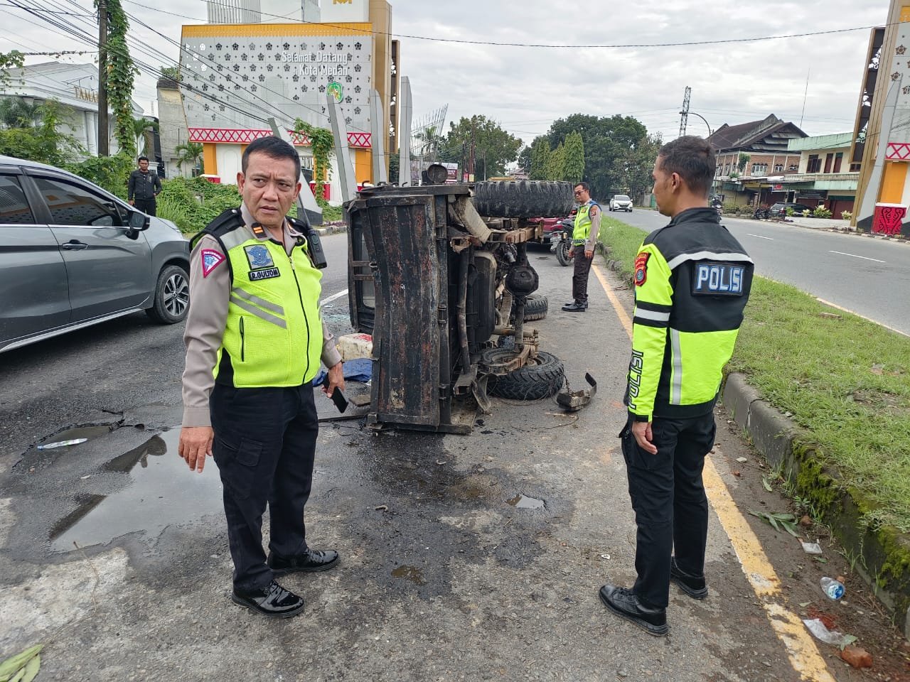 Mobil Penumpang KBT Tabrak Buntut Pick Up, 6 Luka-Luka
