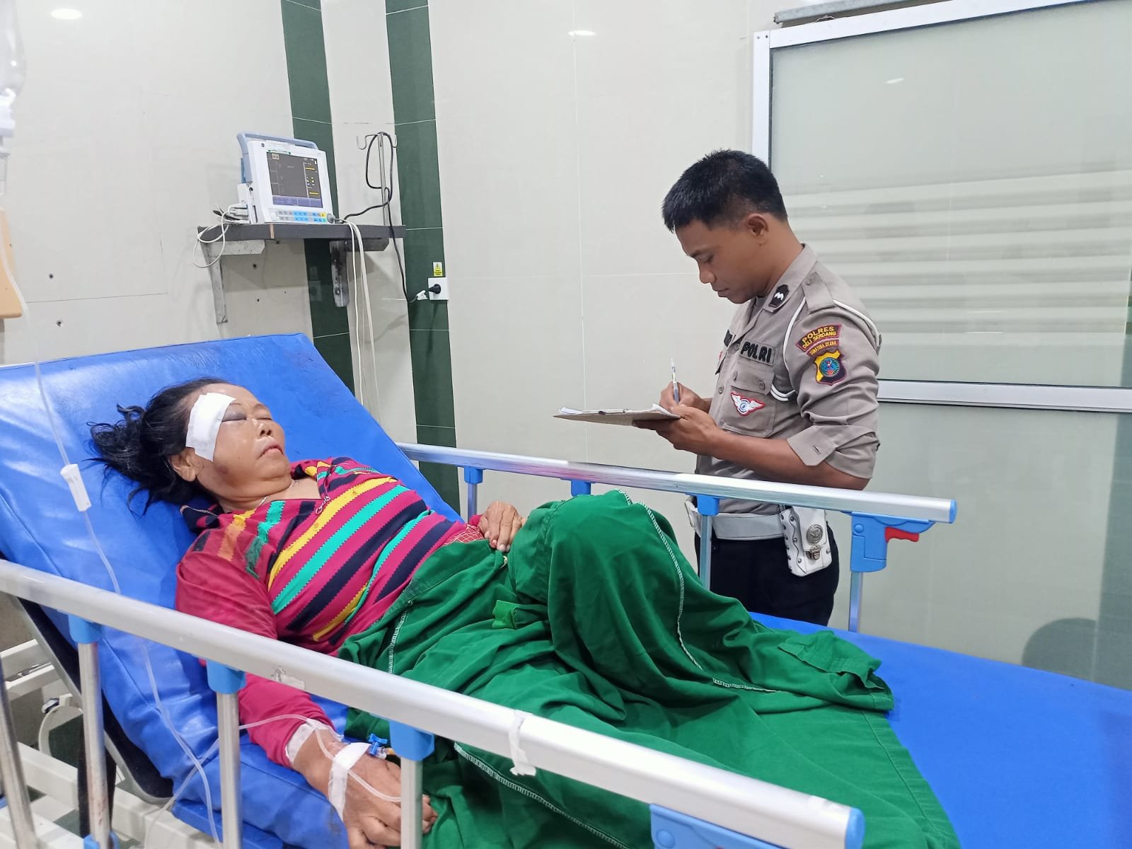 Naas Wanita Lansia Ditabrak Sepedamotor