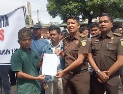 Puluhan Wartawan Unjuk Rasa Didepan Kantor Kejari Padang Lawas