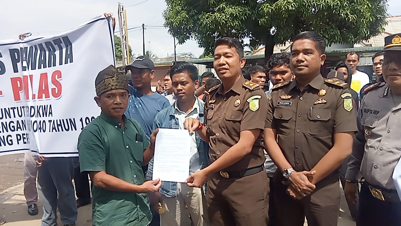 Puluhan Wartawan Unjuk Rasa Didepan Kantor Kejari Padang Lawas Puluhan Wartawan Unjuk Rasa Didepan Kantor Kejari Padang Lawas