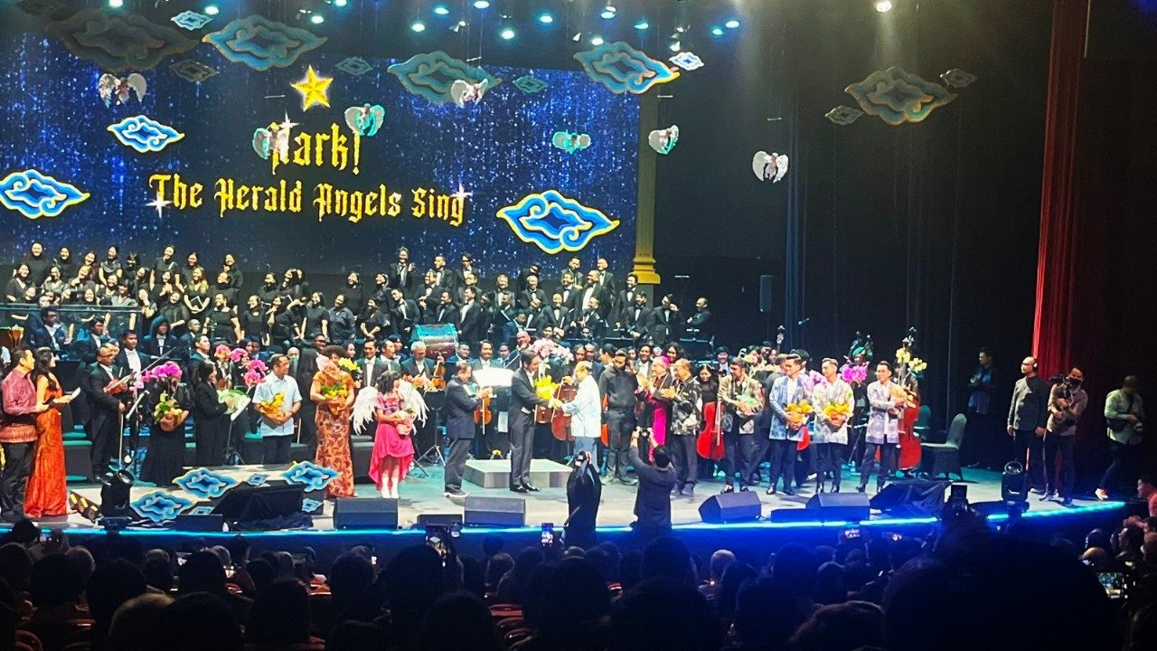 Mgr Aloysius Sudarso Hadiri Konser Natal PUKAT 2023 untuk Penyediaan Air Bersih dan Pengentasan Stunting di Sumba Barat Daya