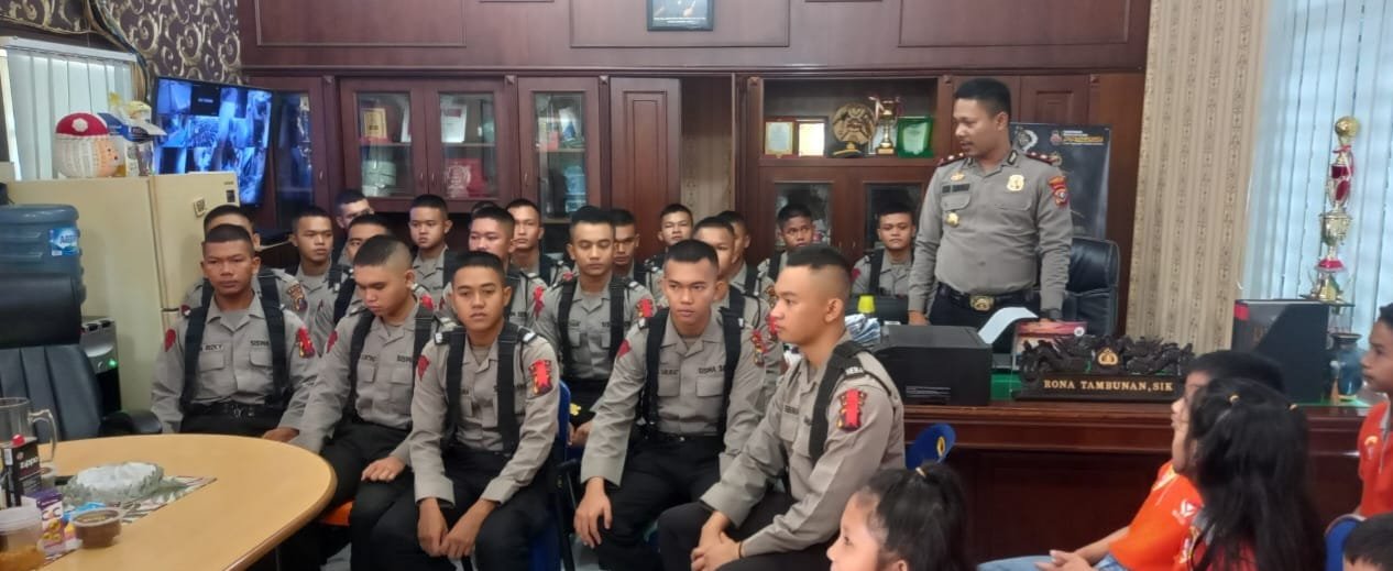 Kapolsek Medan Timur Lepas Siswa Latja SPN Polda Sumut Kapolsek Medan Timur Lepas Siswa Latja SPN Polda Sumut
