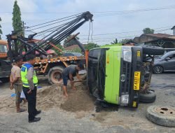Hindarai Tabrakan, Mobil Pengangkut Pasir Terbalik