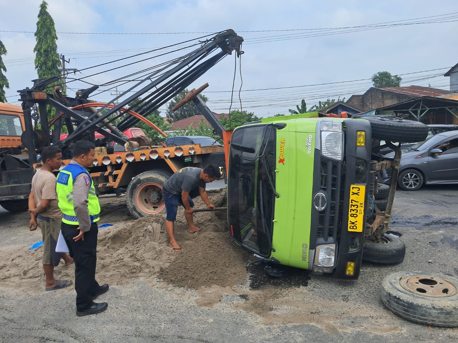 Hindarai Tabrakan, Mobil Pengangkut Pasir Terbalik Hindarai Tabrakan, Mobil Pengangkut Pasir Terbalik
