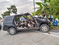 Mobil Kijang Inova Hantam Truk Fuso, 4 Tewas 3 Luka-Luka