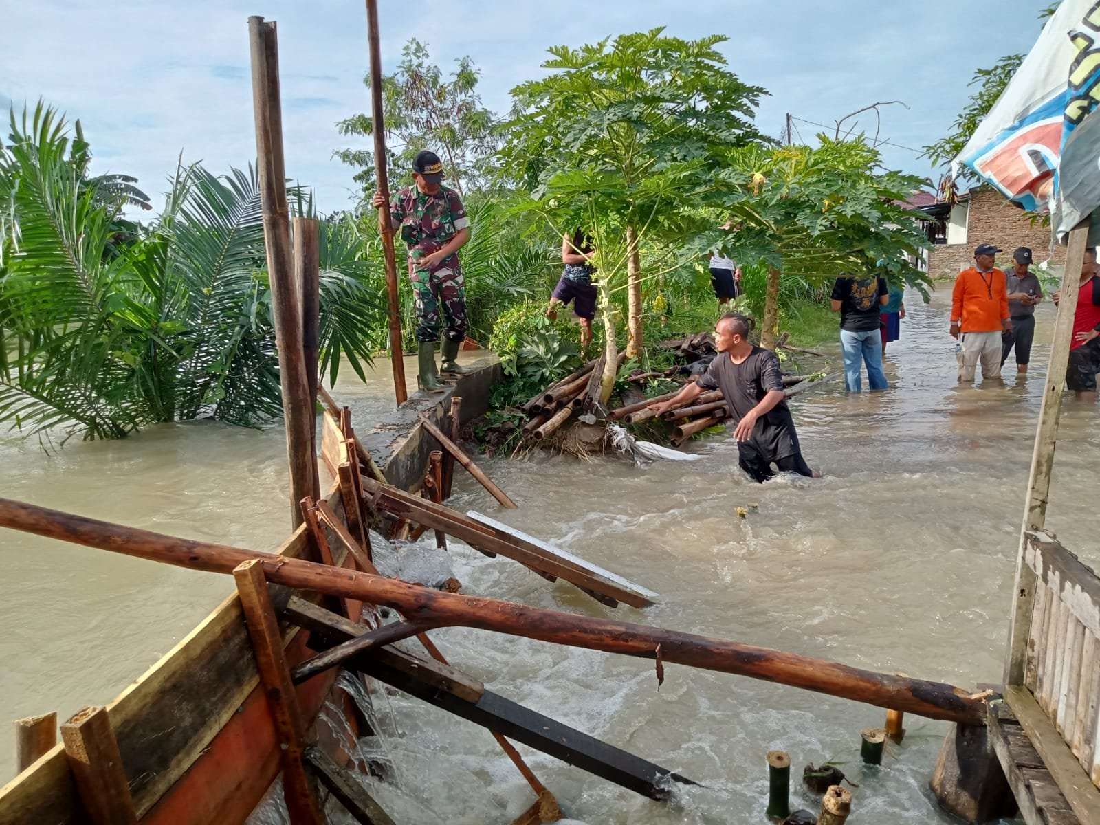 Danramil 05/BK Cepat Cepat Tanggap Atasi Korban Banjir Danramil 05/BK Cepat Cepat Tanggap Atasi Korban Banjir